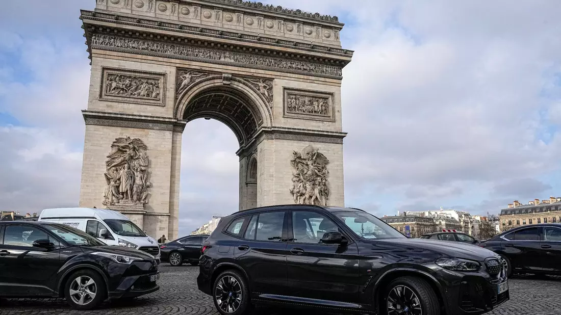 Seit Jahren kämpft die Pariser Stadtverwaltung für eine Verkehrswende und weniger Autoverkehr - nun sind SUV von einer drastischen Entscheidung betroffen. - Bild: Michel Euler/AP/dpa
