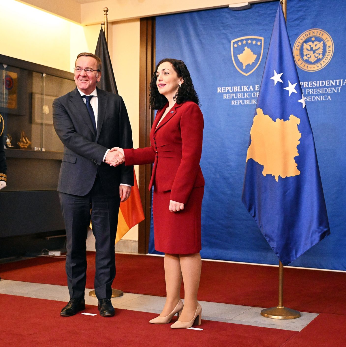 Boris Pistorius wird von Vjosa Osmani, Präsidentin der Republik Kosovo, begrüßt. - Foto: Soeren Stache/dpa