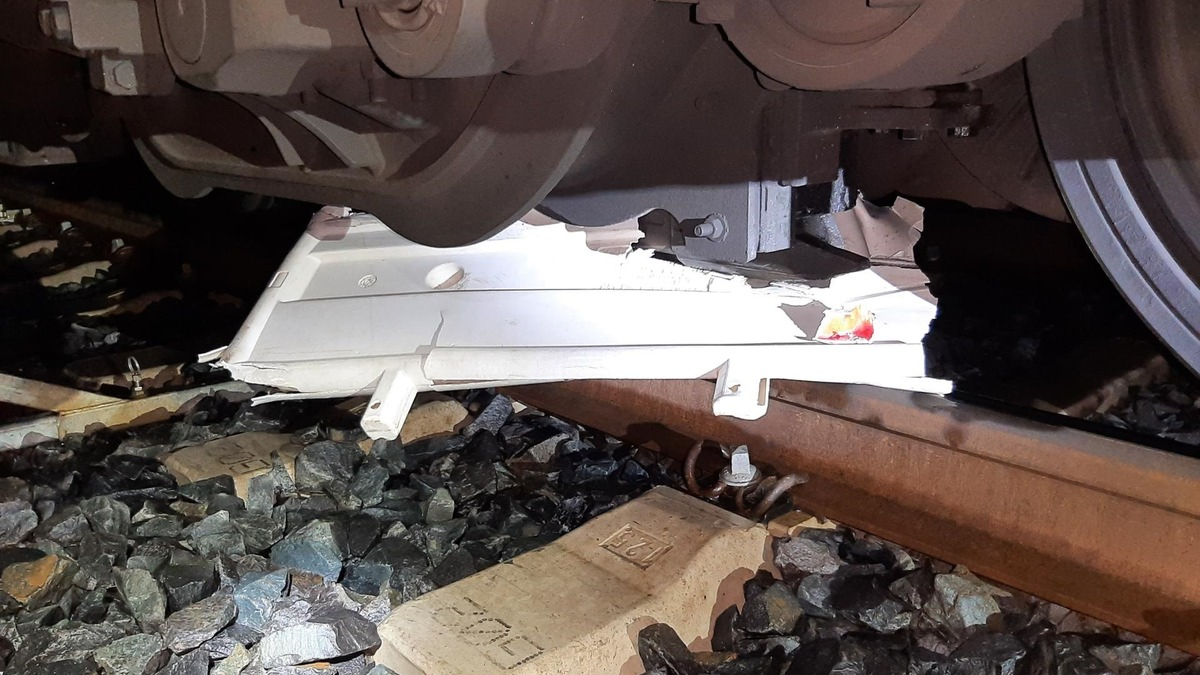 BPOLI C: Bundespolizei sucht Zeugen - Absperrung in Gleis geworfen - Foto: presseportal.de