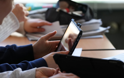 Schüler mit einem Tablet: Den Schulleitungen zufolge fehlt Geld für die Digitalisierung. - Foto: Soeren Stache/dpa