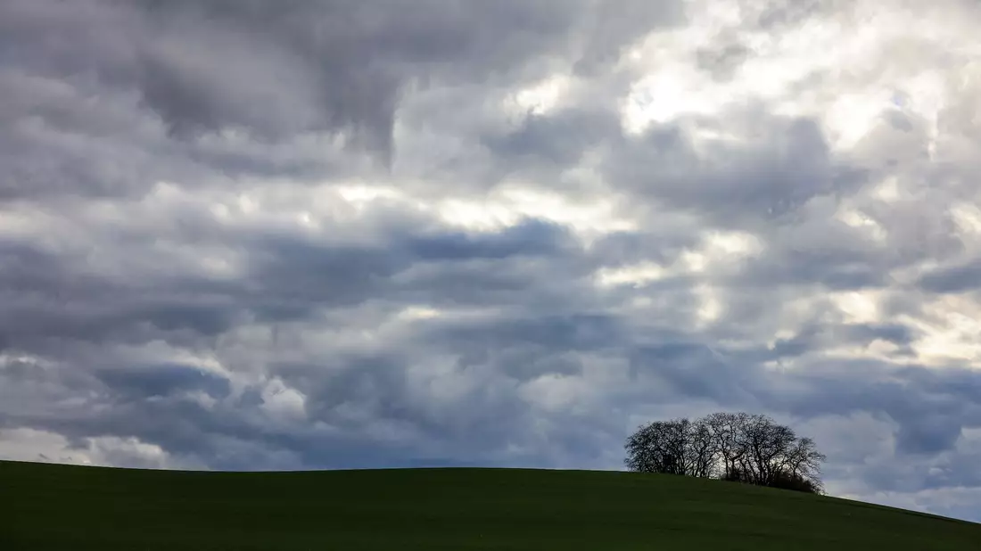 Wolken ziehen bei viel Wind über einen Hügel bei Peterberg in Sachsen-Anhalt. «Der Beginn des Februars ist eine Jahreszeit, an dem der Winter gerne seinen Höhepunkt erreicht. Davon ist in diesem Jahr allerdings nichts zu sehen», teilt der DWD mit. - Bild: Jan Woitas/dpa