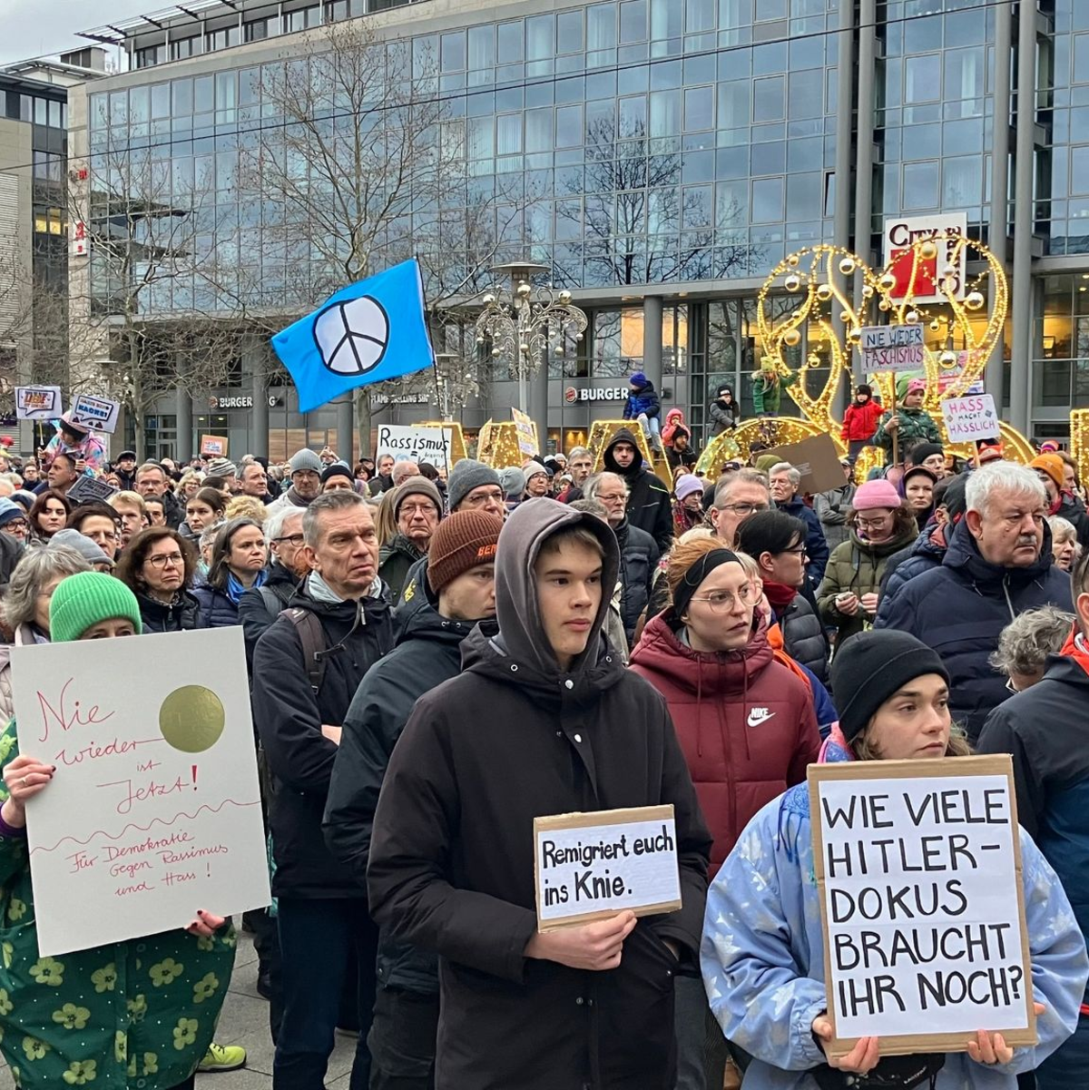 Demonstranten mit Plakaten vor dem Magdeburger Hauptbahnhof. - Foto: Simon Kremer/dpa