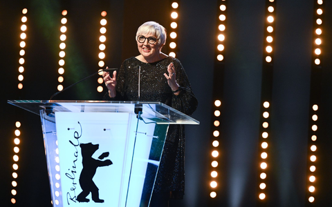 Kulturstaatsministerin Claudia Roth hat das Vorgehen der Festspielleitung verteidigt. - Foto: Monika Skolimowska/dpa