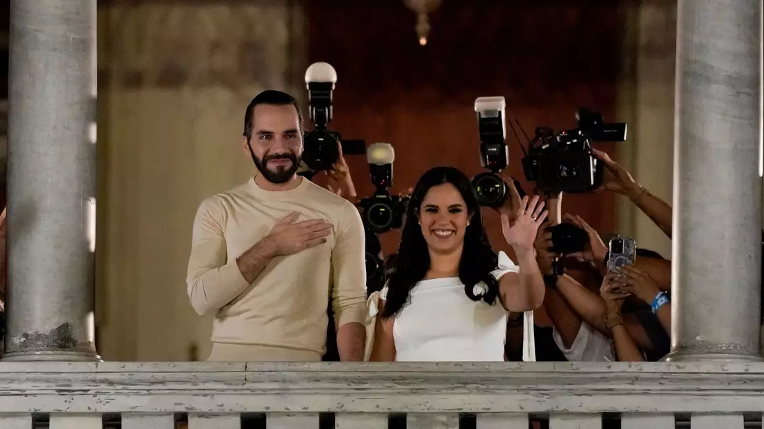 Nayib Bukele und seine Frau Gabriela Rodriguez lassen sich auf dem Balkon des Präsidentenpalastes feiern. - Bild: Moises Castillo/AP/dpa