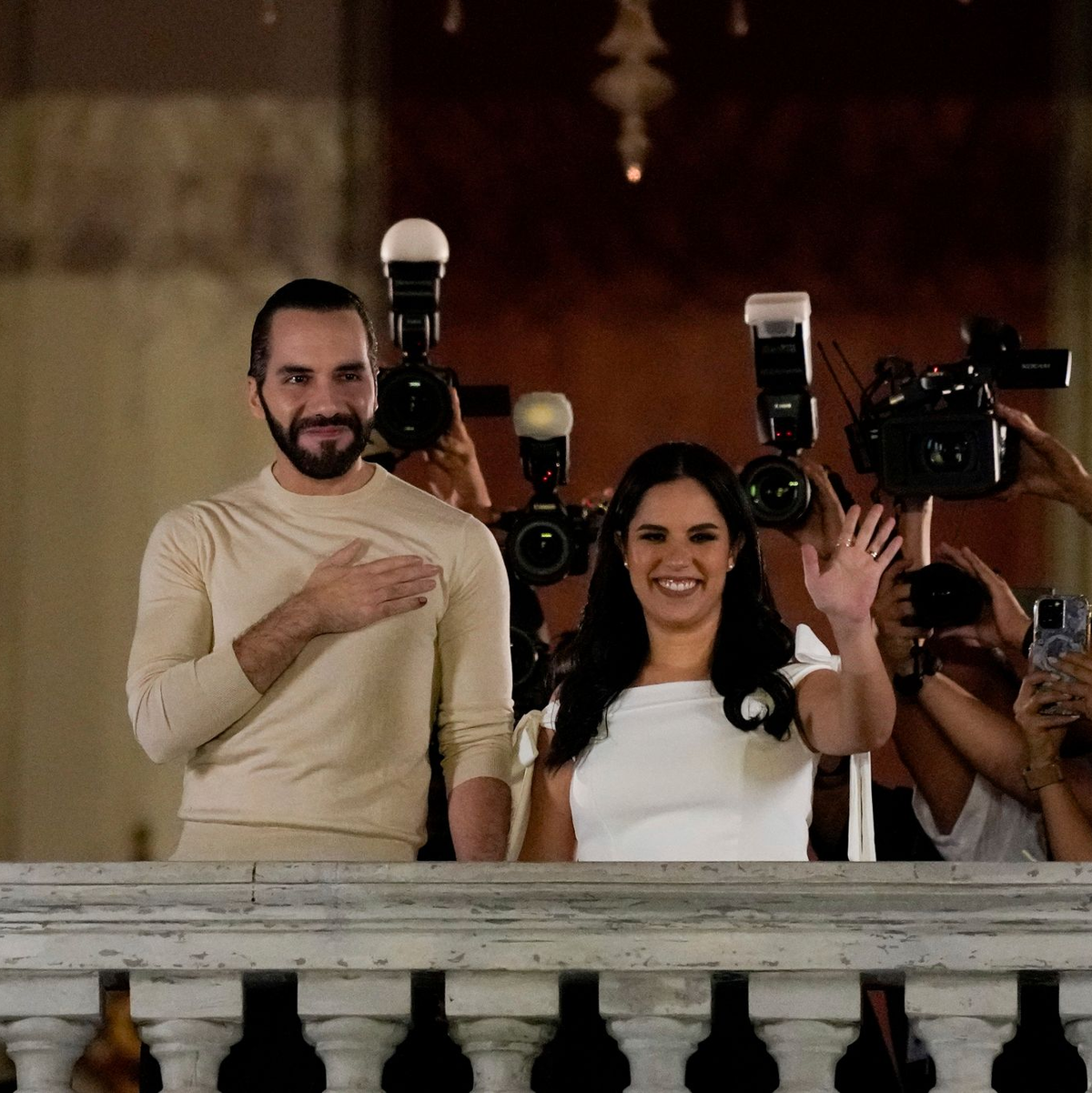Nayib Bukele und seine Frau Gabriela Rodriguez lassen sich auf dem Balkon des Präsidentenpalastes feiern. - Foto: Moises Castillo/AP/dpa