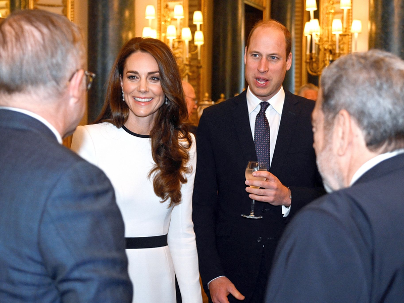 Kate hatte sich Mitte Januar einer Operation im Bauchraum unterzogen und war darauf knapp zwei Wochen lang im Krankenhaus. William nahm daraufhin eine Auszeit, um für seine Familie da zu sein. - Foto: Toby Melville/PA Wire/dpa