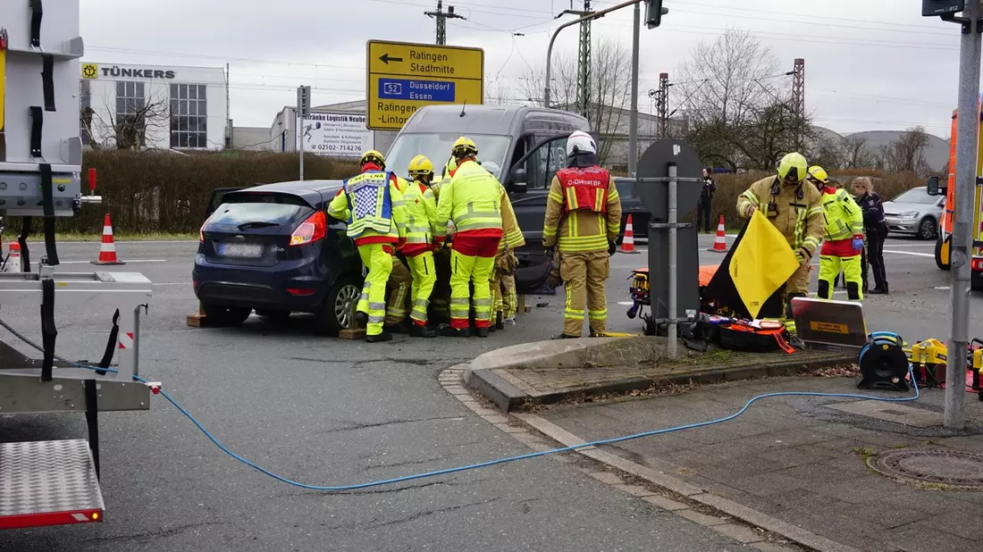 FW Ratingen: Verkehrsunfall im Kreuzungsbereich - Feuerwehr Ratingen im Einsatz - Bild: presseportal.de