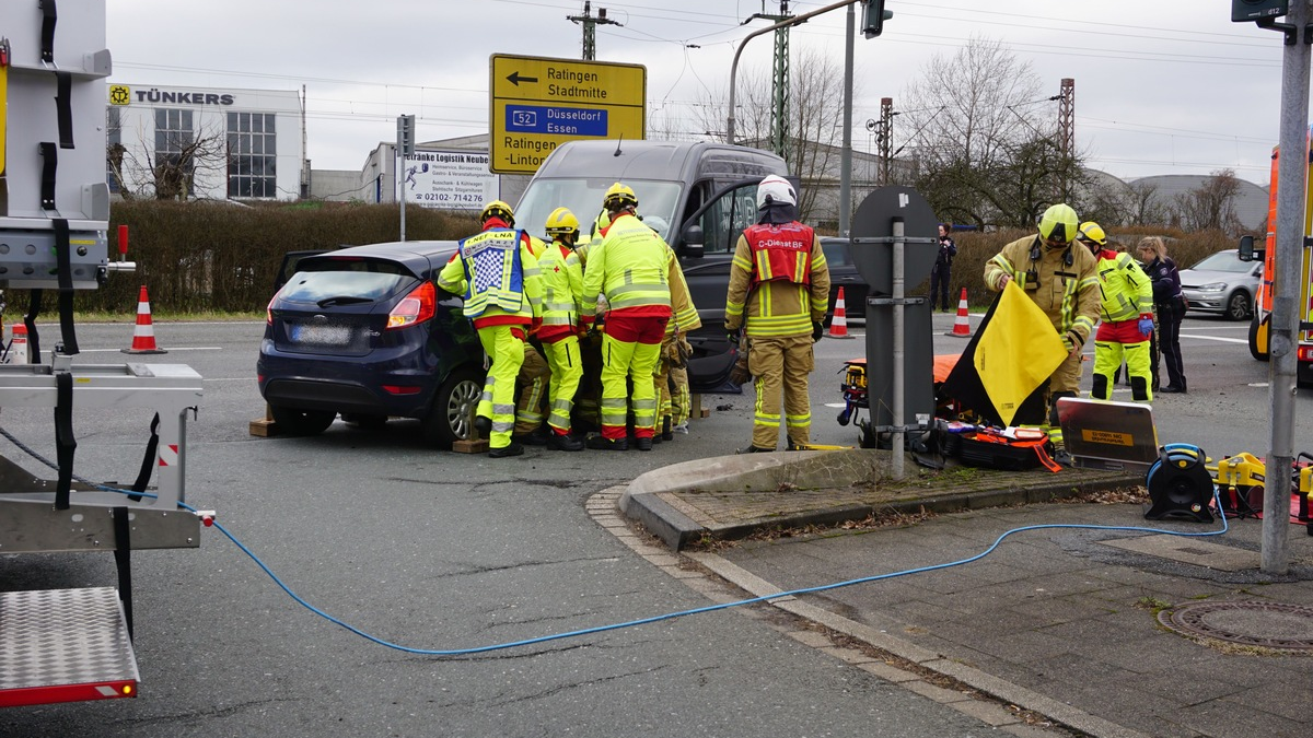 FW Ratingen: Verkehrsunfall im Kreuzungsbereich - Feuerwehr Ratingen im Einsatz - Foto: presseportal.de