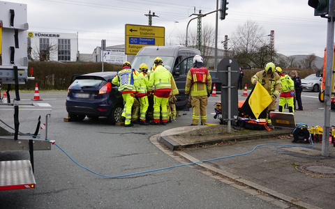 FW Ratingen: Verkehrsunfall im Kreuzungsbereich - Feuerwehr Ratingen im Einsatz - Foto: presseportal.de