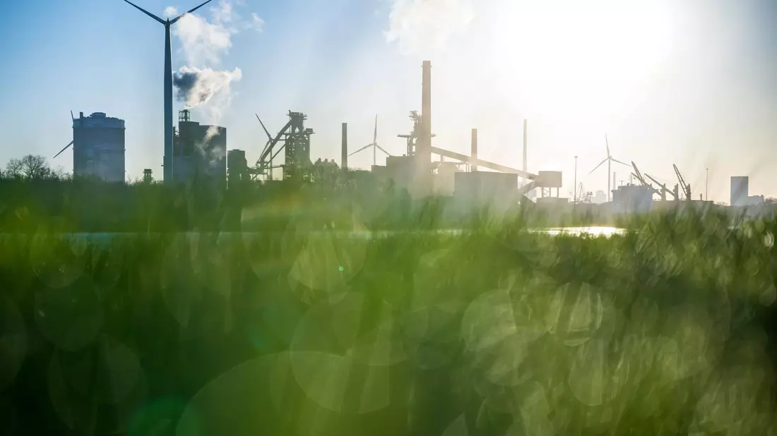 So schnell wie erhofft wird deutscher Stahl nicht grün, das heißt ohne CO2-Ausstoß hergestellt. (Symbolbild) - Bild: Sina Schuldt/dpa