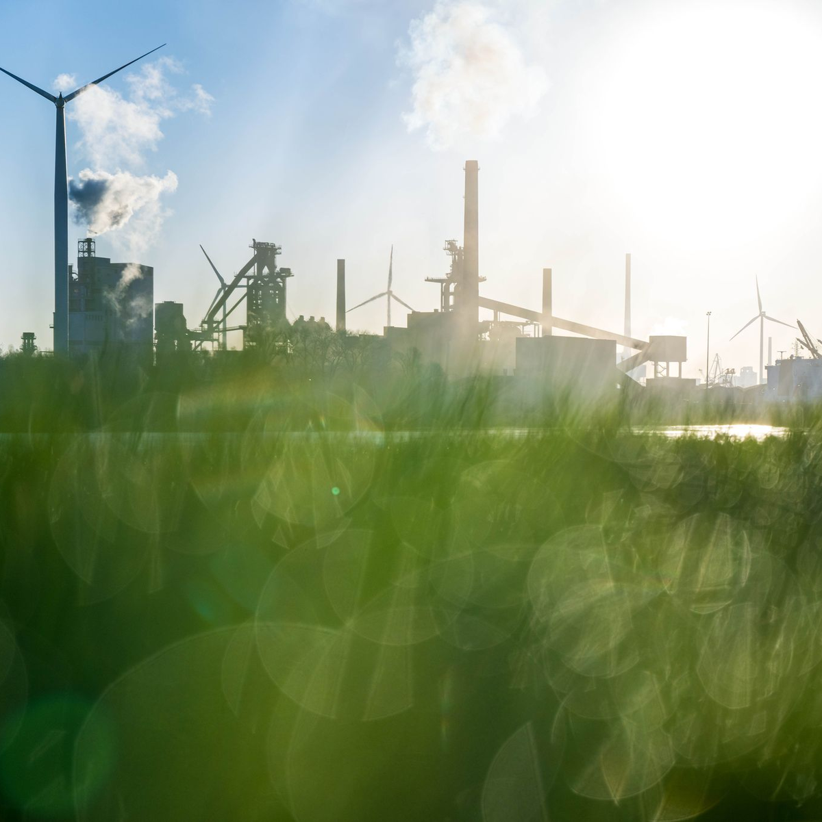 Das Stahlwerk von ArcelorMittal in Bremen soll auf die Produktion von grünem Stahl umgestellt werden. - Foto: Sina Schuldt/dpa
