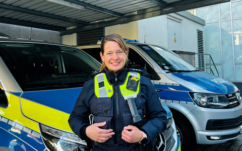 POL-SU: Polizeihauptkommissarin Stefanie LĂŒcker ist neu im Polizeibezirksdienst - Foto: presseportal.de POL-SU: Polizeihauptkommissarin Stefanie LĂŒcker ist neu im Polizeibezirksdienst - Foto: presseportal.de