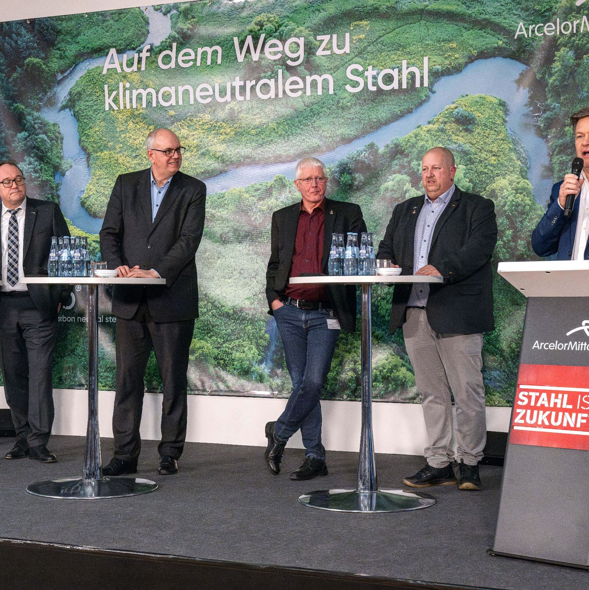 Wirtschaftsminister Robert Habeck (r) verkündet bei einer Betriebsversammlung die Förderzusage für den Umbau des Bremer Stahlwerks. - Foto: Sina Schuldt/dpa