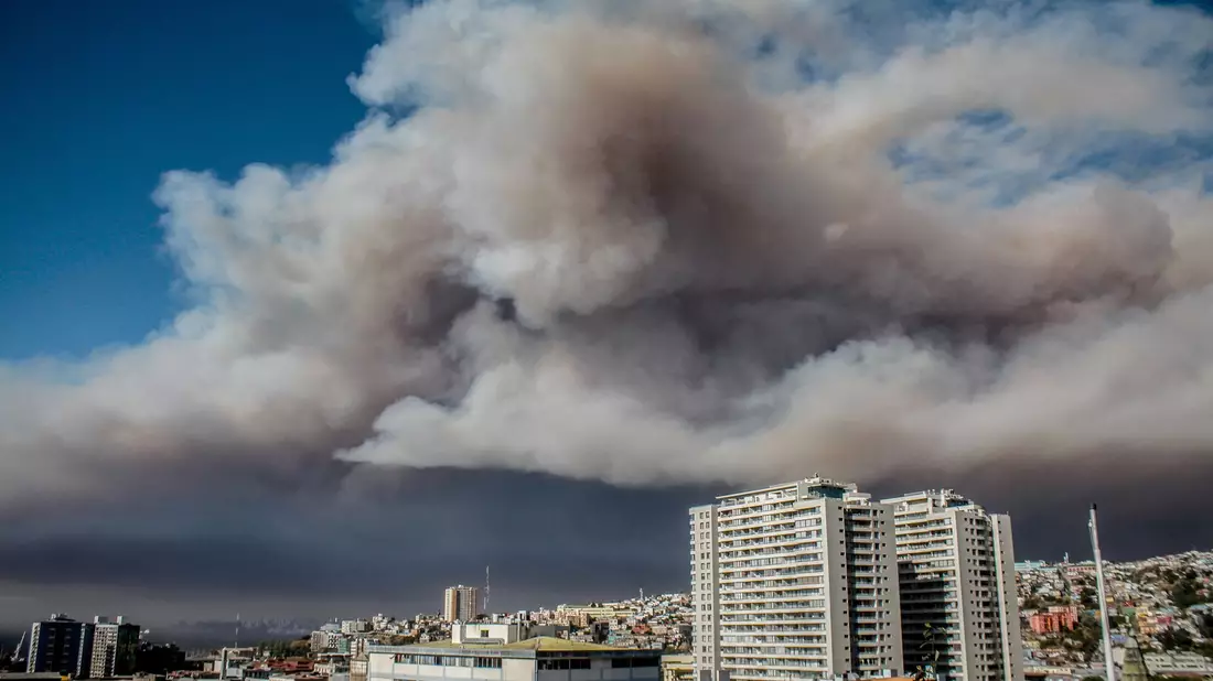Rauchwolken hängen nach einem Großbrand in der Luft über Viña Del Mar. - Bild: Cristobal Basaure Araya/SOPA Images via ZUMA Press Wire/dpa