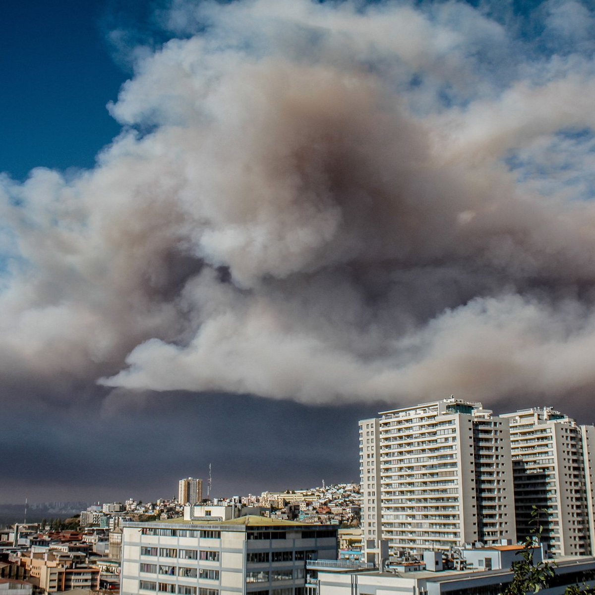 Rauchwolken hängen nach einem Großbrand in der Luft über Viña Del Mar. - Foto: Cristobal Basaure Araya/SOPA Images via ZUMA Press Wire/dpa