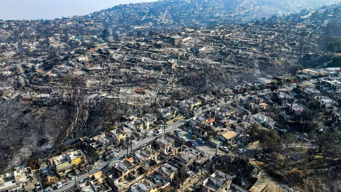 Ganze Stadtviertel von Viña del Mar sind niedergebrannt. - Bild: Esteban Felix/AP/dpa