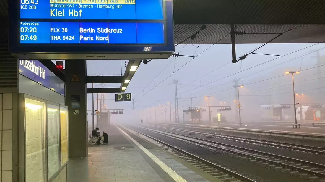 Von einem Bahnsteig des Düsseldorfer Hauptbahnhofs ist ein Betrunkener beim Urinieren vor einen Regionalzug gefallen (Archivbild). - Bild: Mona Wenisch/dpa