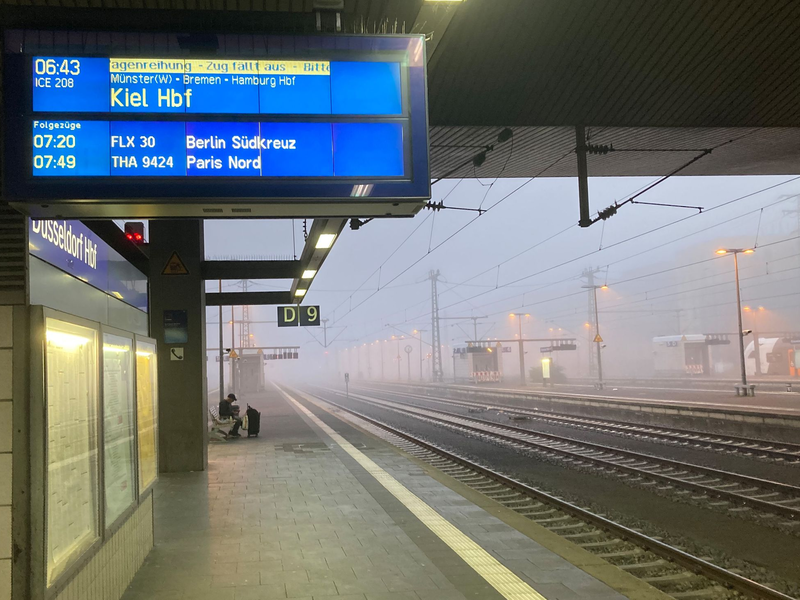Von einem Bahnsteig des Düsseldorfer Hauptbahnhofs ist ein Betrunkener beim Urinieren vor einen Regionalzug gefallen (Archivbild). - Foto: Mona Wenisch/dpa