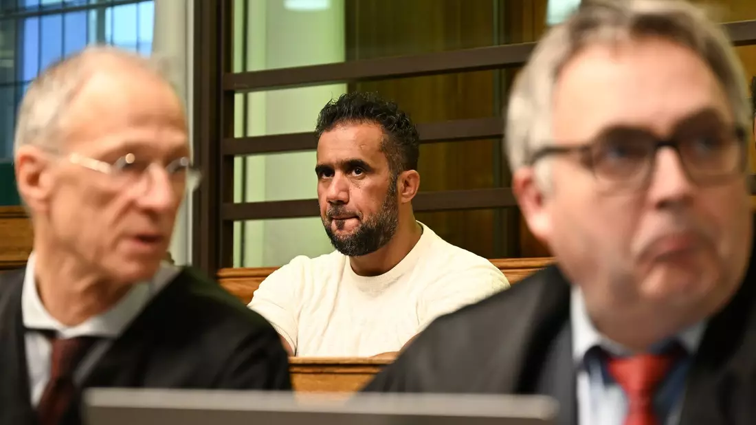 Bushidos Ex-Manager, Arafat Abou-Chaker, ist von den Hauptvorwürfen freigesprochen worden. - Bild: Sebastian Christoph Gollnow/dpa-Pool/dpa