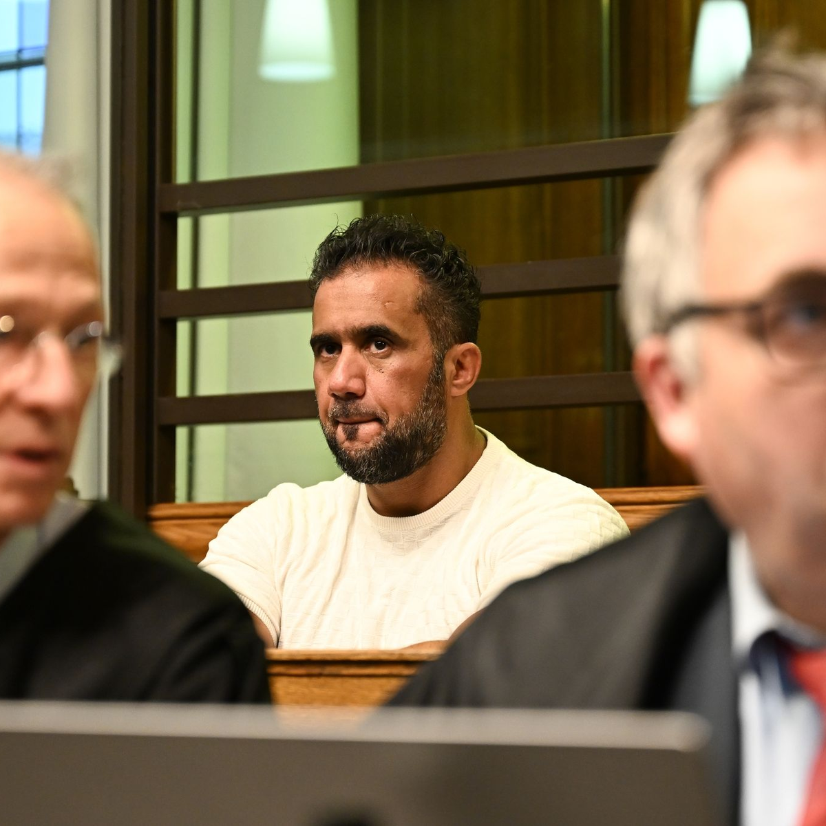 Bushidos Ex-Manager, Arafat Abou-Chaker, ist von den Hauptvorwürfen freigesprochen worden. - Foto: Sebastian Christoph Gollnow/dpa-Pool/dpa