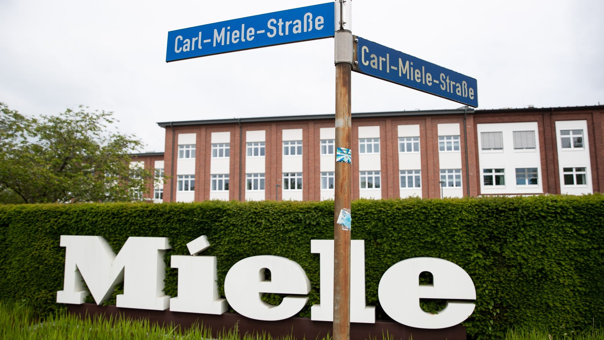 Firmengelände der Miele & Cie. KG in Gütersloh. Wegen einer Nachfrageschwäche baut die Firma in Deutschland circa 1300 Arbeitsplätze ab. - Foto: Friso Gentsch/dpa