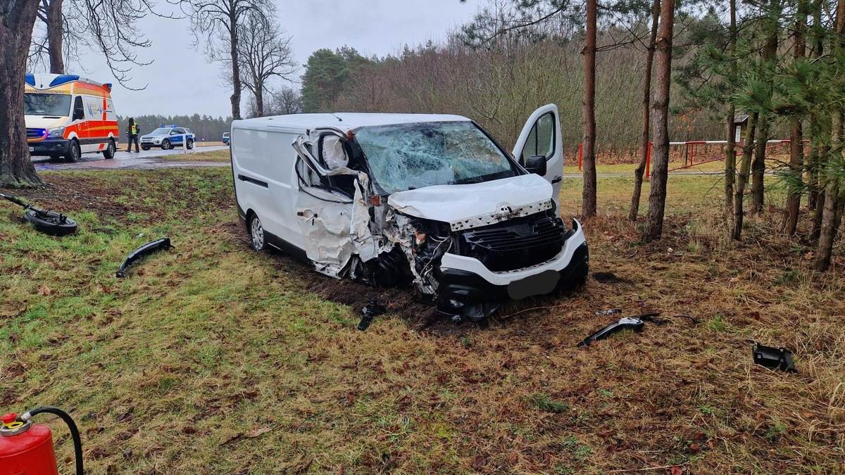 POL-ANK: Transporterfahrer nach Kollision mit Baum schwer verletzt - Foto: presseportal.de