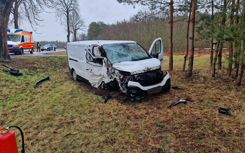 POL-ANK: Transporterfahrer nach Kollision mit Baum schwer verletzt - Foto: presseportal.de