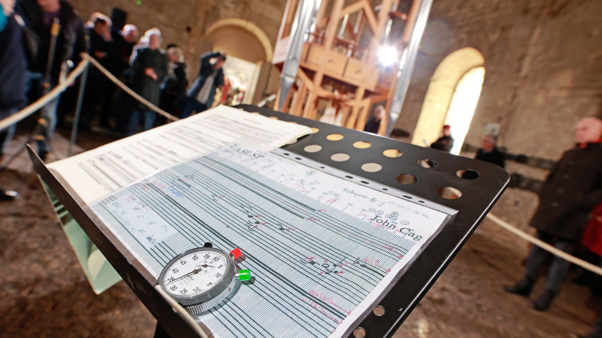 Besucher und Journalisten vor Beginn des Klangwechsels an der Orgel in der Burchardi-Kirche. - Foto: Matthias Bein/dpa