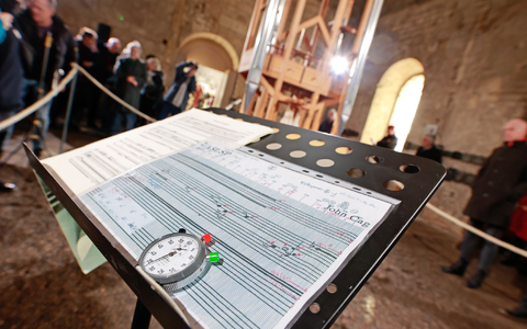 Besucher und Journalisten vor Beginn des Klangwechsels an der Orgel in der Burchardi-Kirche. - Foto: Matthias Bein/dpa