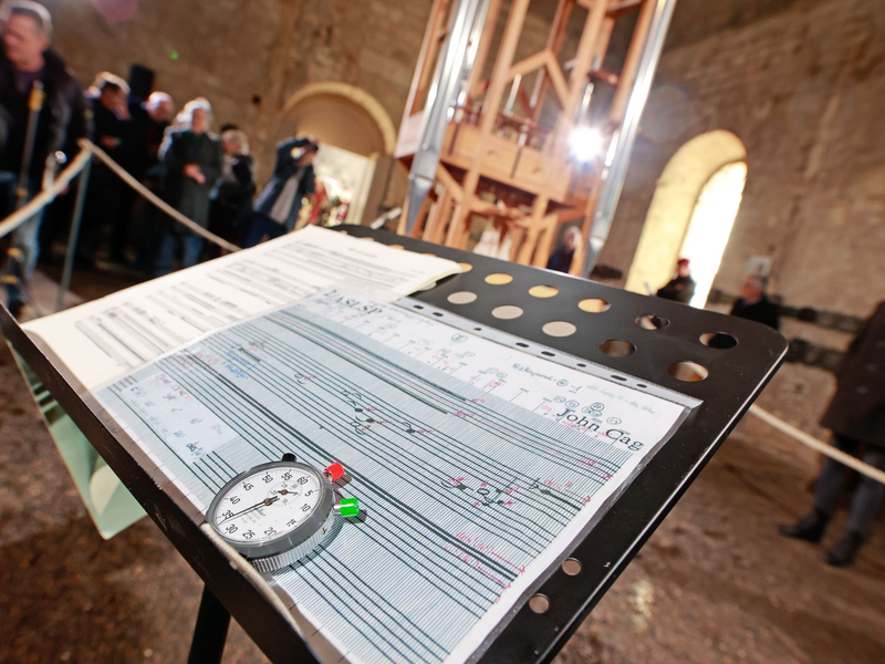 Besucher und Journalisten vor Beginn des Klangwechsels an der Orgel in der Burchardi-Kirche. - Foto: Matthias Bein/dpa