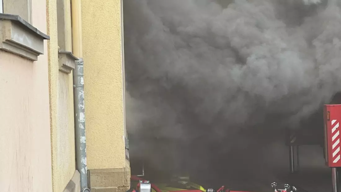 FW Dresden: Zwei Brände mit mehreren Verletzten zur selben Uhrzeit fordern die Feuerwehr Dresden - Bild: presseportal.de