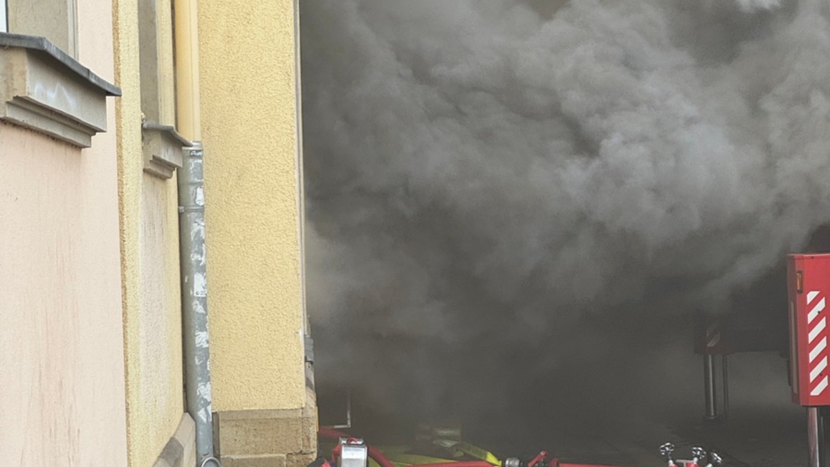 FW Dresden: Zwei Brände mit mehreren Verletzten zur selben Uhrzeit fordern die Feuerwehr Dresden - Foto: presseportal.de