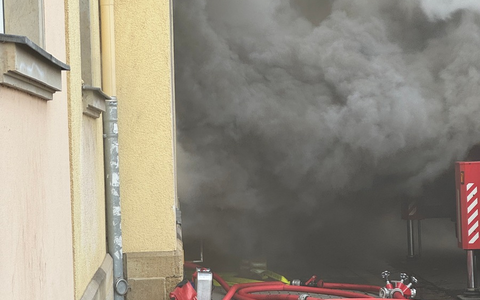FW Dresden: Zwei Brände mit mehreren Verletzten zur selben Uhrzeit fordern die Feuerwehr Dresden - Foto: presseportal.de