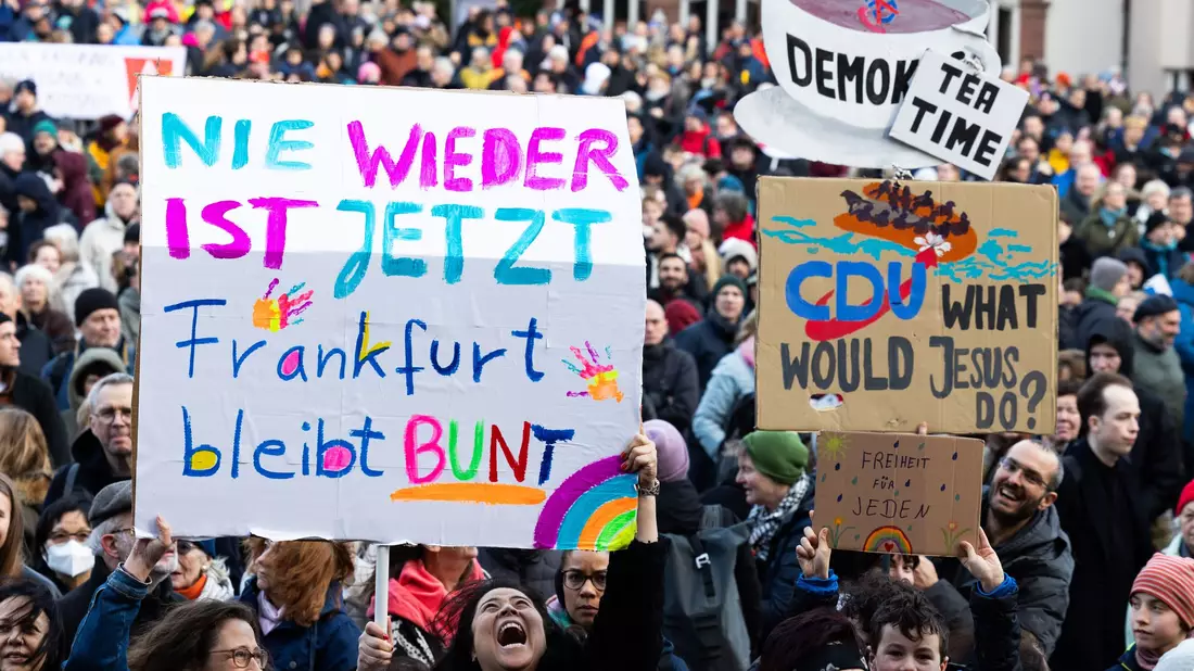 Tausende demonstrieren in Frankfurt gegen Rechtsextremismus. - Bild: Lando Hass/dpa