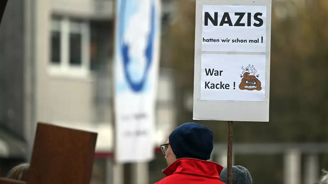 Demo in Leichlingen (NRW) - ein Zeichen gegen rechts. - Bild: Federico Gambarini/dpa
