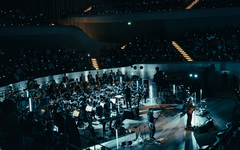 Channel Aid veröffentlicht On-Demand Content mit James Arthur aus der Elbphilharmonie Hamburg auf YouTube für den guten Zweck! - Foto: presseportal.de