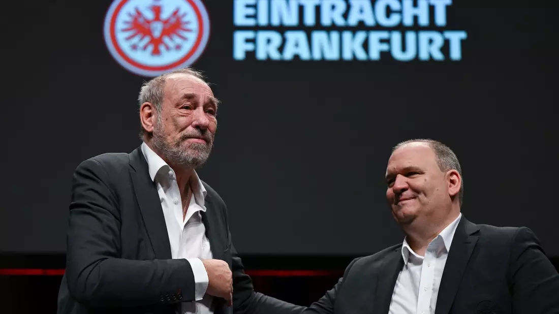 Mathias Beck (r) tritt die Nachfolge von Peter Fischer an. - Bild: Arne Dedert/dpa