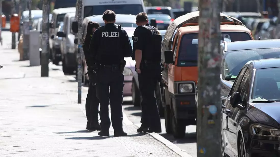 Polizisten schreiben Knöllchen (Archiv) - Bild: über dts Nachrichtenagentur