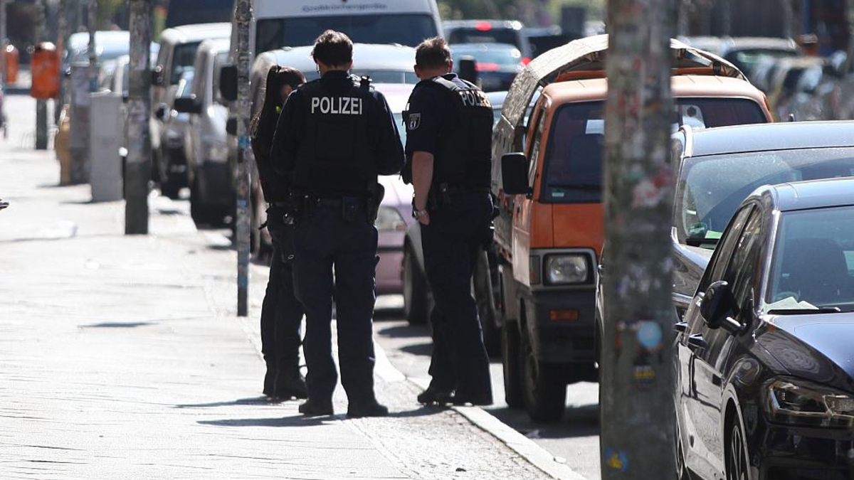 Polizisten schreiben Knöllchen (Archiv) - Foto: über dts Nachrichtenagentur