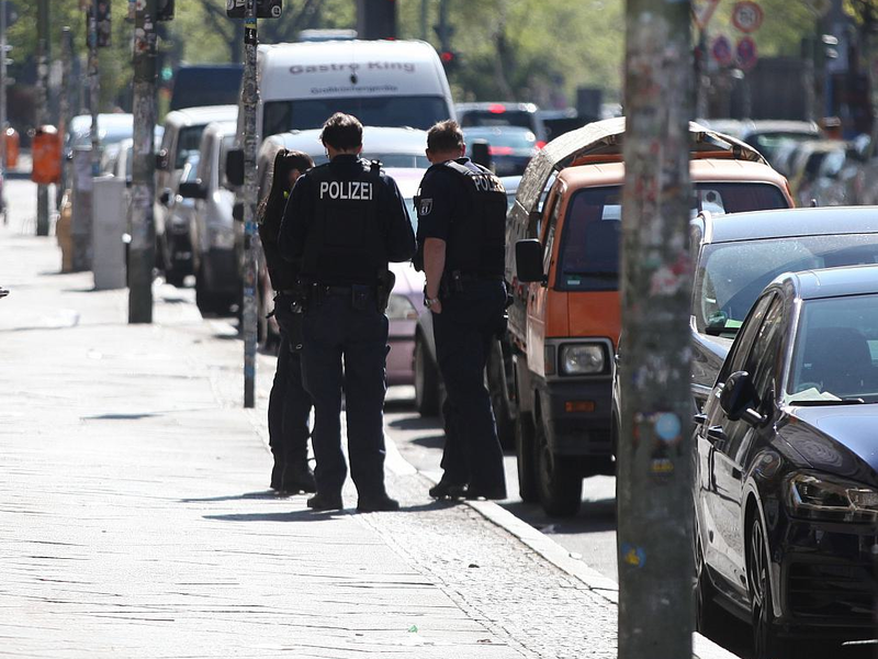 Polizisten schreiben Knöllchen (Archiv) - Foto: über dts Nachrichtenagentur