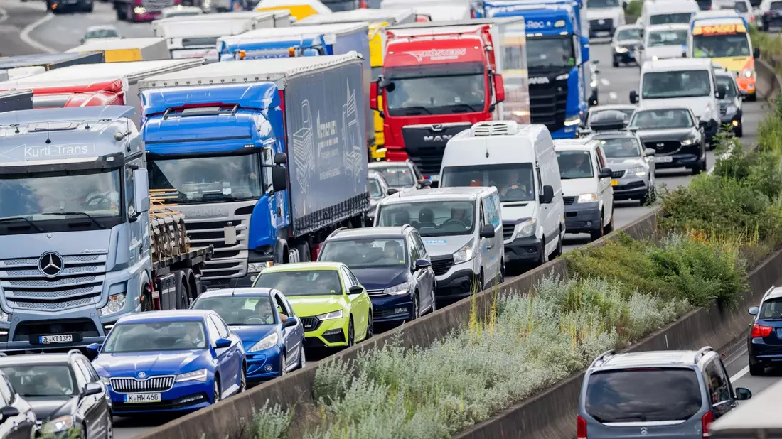 Das Bundesland mit den meisten Staus war wie in den Vorjahren Nordrhein-Westfalen mit knapp 34 Prozent - wie hier auf der A3 im Autobahndreieck Köln-Heumar. - Bild: Rolf Vennenbernd/dpa