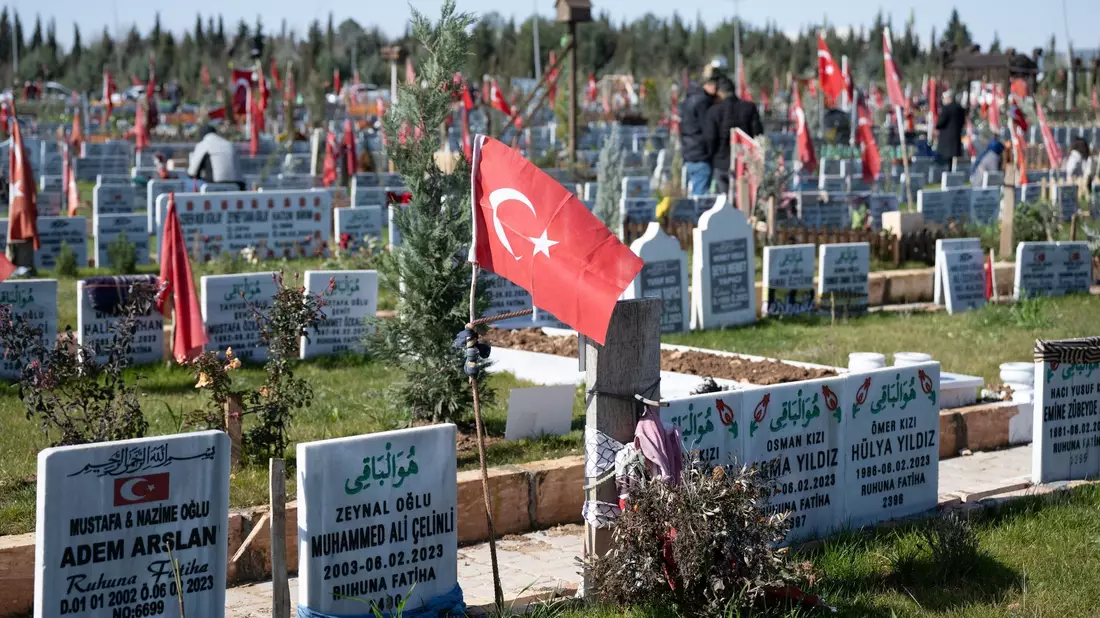 Am 6. Februar 2023 hatte am frühen Morgen ein Beben der Stärke 7,7 den Südosten der Türkei getroffen, ein weiteres Beben der Stärke 7,6 folgte am Nachmittag desselben Tages. Allein in der Türkei kamen nach Regierungsangaben mehr als 53.000 Menschen ums Leben. - Bild: Boris Roessler/dpa