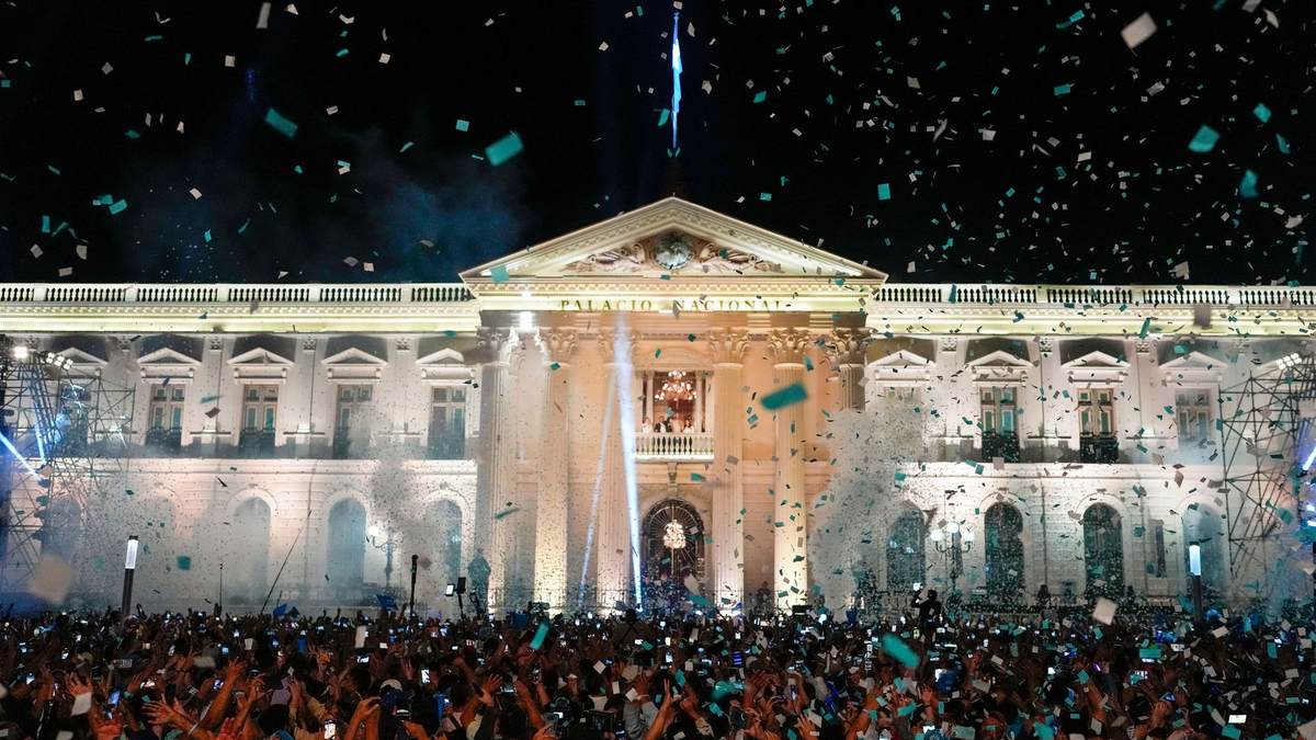 El Salvadors umstrittener Präsident Nayib Bukele steht vor einem klaren Sieg bei der Präsidenten- und Parlamentswahl in dem mittelamerikanischen Land - obwohl ihm eine zweite Amtszeit gemäß Verfassung gar nicht gestattet wäre. - Foto: Moises Castillo/AP/dpa