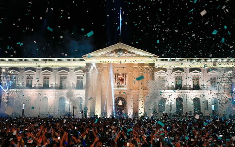 El Salvadors umstrittener Präsident Nayib Bukele steht vor einem klaren Sieg bei der Präsidenten- und Parlamentswahl in dem mittelamerikanischen Land - obwohl ihm eine zweite Amtszeit gemäß Verfassung gar nicht gestattet wäre. - Foto: Moises Castillo/AP/dpa