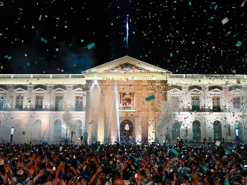 El Salvadors umstrittener Präsident Nayib Bukele steht vor einem klaren Sieg bei der Präsidenten- und Parlamentswahl in dem mittelamerikanischen Land - obwohl ihm eine zweite Amtszeit gemäß Verfassung gar nicht gestattet wäre. - Foto: Moises Castillo/AP/dpa