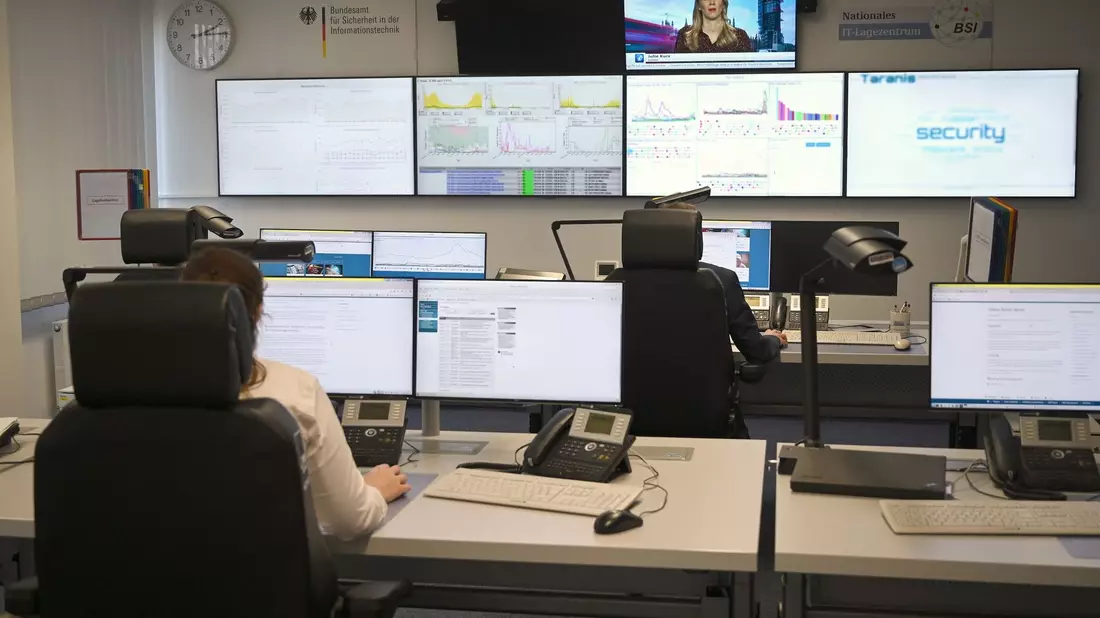 Das bisher genutzte IT-Lagezentrum des Bundesamts für Sicherheit in der Informationstechnik (BSI) ist bereits über zehn Jahre alt und entspricht damit nicht mehr dem Stand der Technik. - Bild: Henning Kaiser/dpa
