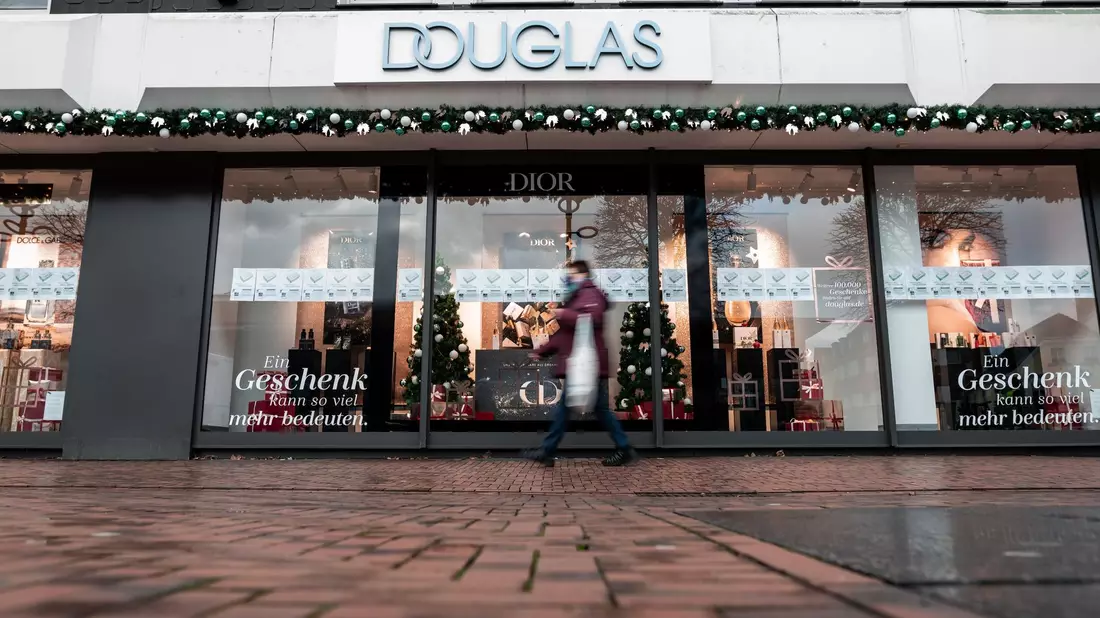Douglas hat europaweit 1850 Filialen in 22 Ländern und beschäftigt rund 18.000 Menschen. - Bild: Fabian Strauch/dpa