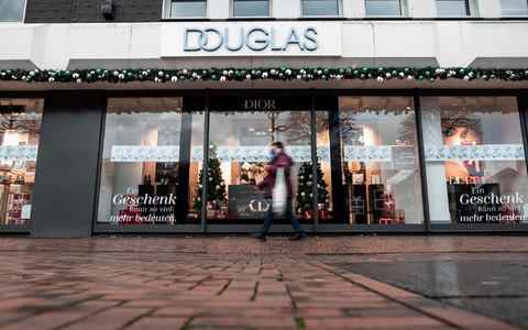 Douglas hat europaweit 1850 Filialen in 22 LÀndern und beschÀftigt rund 18.000 Menschen. - Foto: Fabian Strauch/dpa Douglas hat europaweit 1850 Filialen in 22 LÀndern und beschÀftigt rund 18.000 Menschen. - Foto: Fabian Strauch/dpa