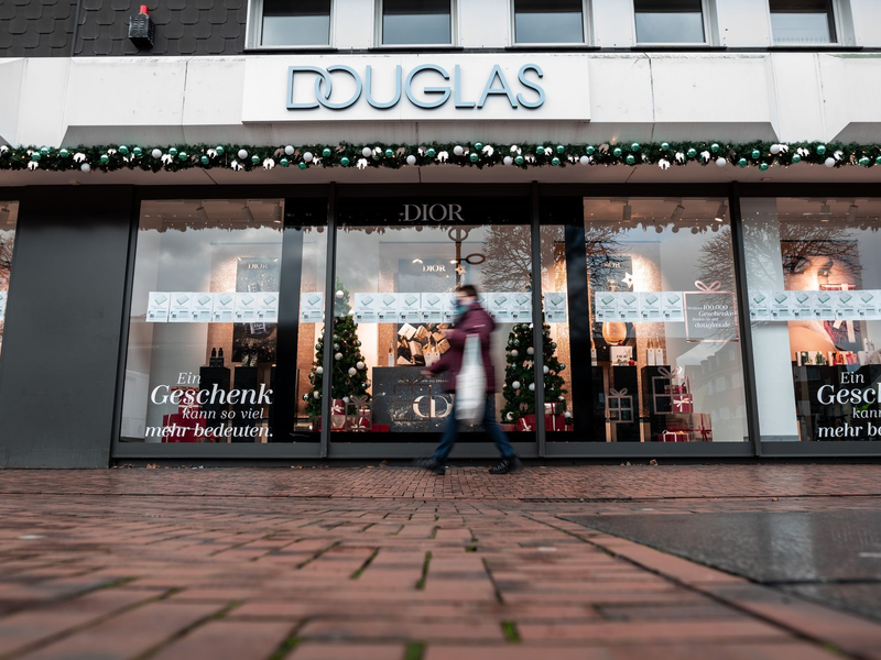 Douglas hat europaweit 1850 Filialen in 22 Ländern und beschäftigt rund 18.000 Menschen. - Foto: Fabian Strauch/dpa
