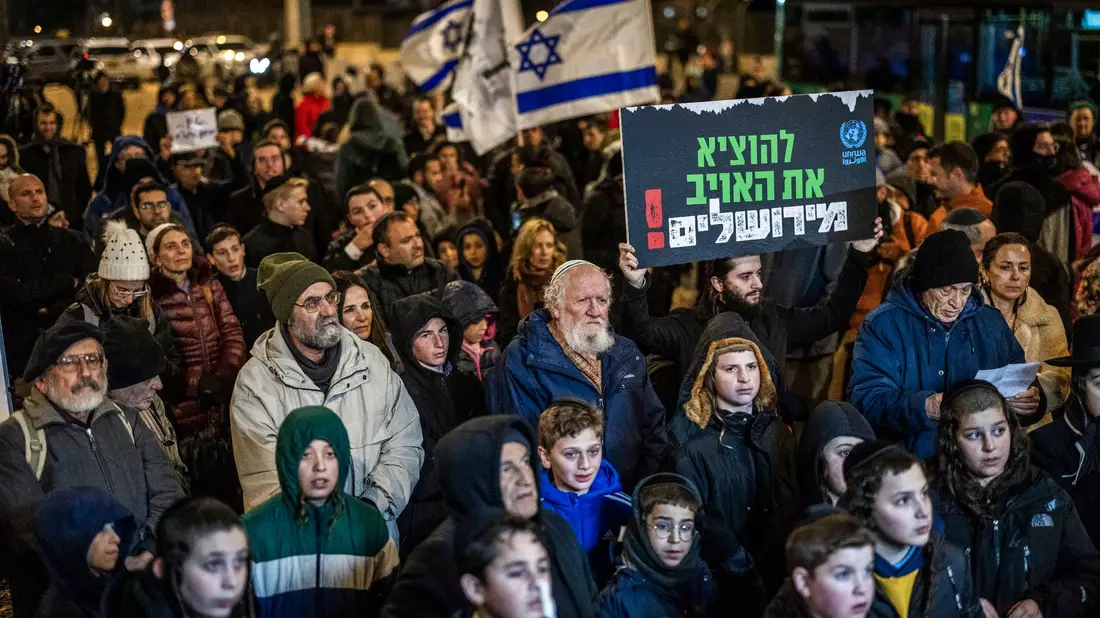 In Jerusalem protestieren israelische rechtsgerichtete Aktivisten vor dem Hauptsitz des Hilfswerks der Vereinten Nationen für Palästinaflüchtlinge im Nahen Osten (UNWRA) und fordern, die Tätigkeit der Organisation einzustellen. - Bild: Ilia Yefimovich/dpa